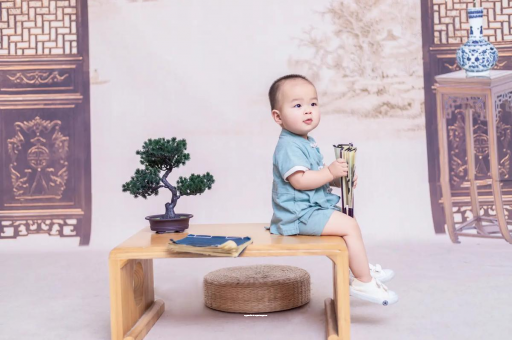 扬中女宝宝换尿布